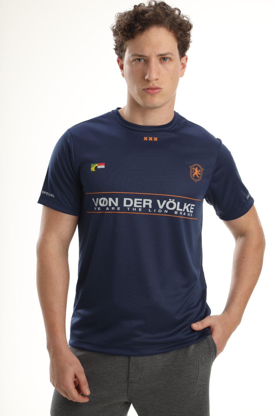 Camiseta azul Vøn der Völke em modelo